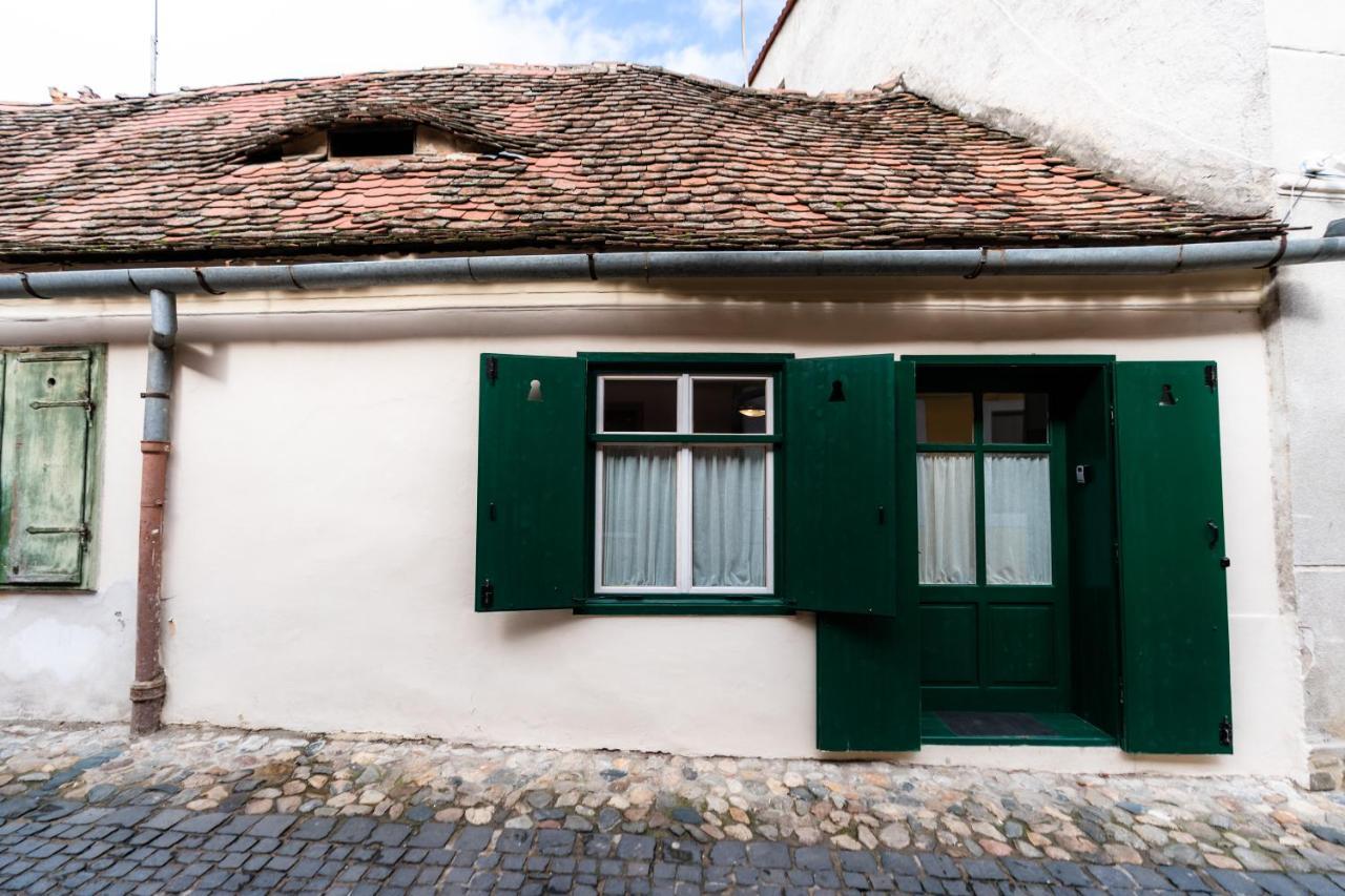 Charming Studio Ideal For Getaways Or Workations In Sibiu'S Medieval City Center Екстер'єр фото