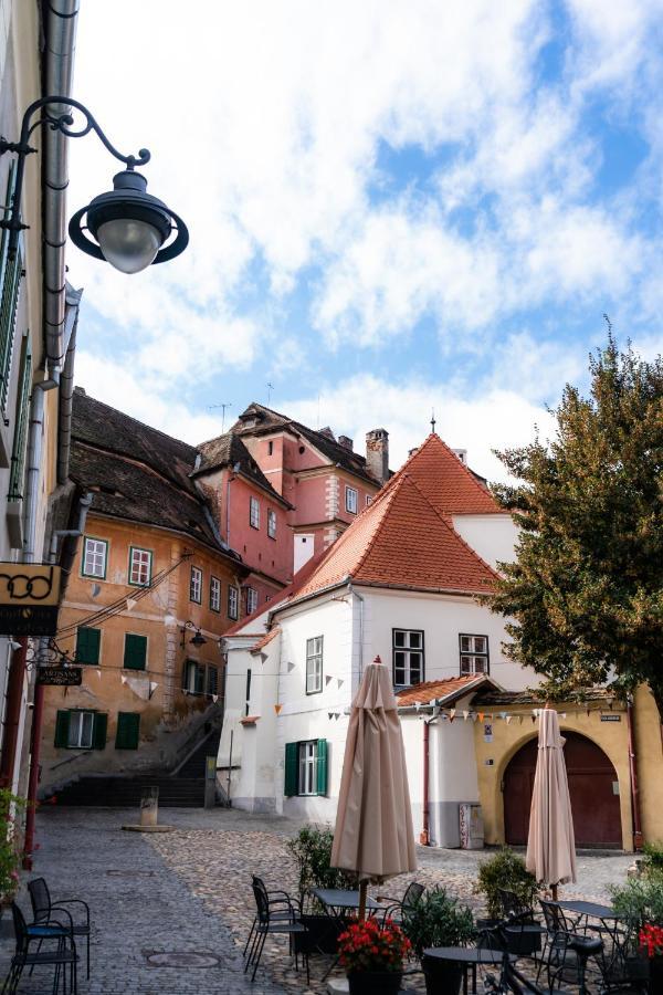 Charming Studio Ideal For Getaways Or Workations In Sibiu'S Medieval City Center Екстер'єр фото